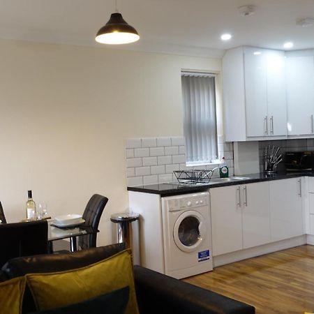 Lux Airport Haven: 2-Bed Apartment with Free Parking Ashford  Exterior photo