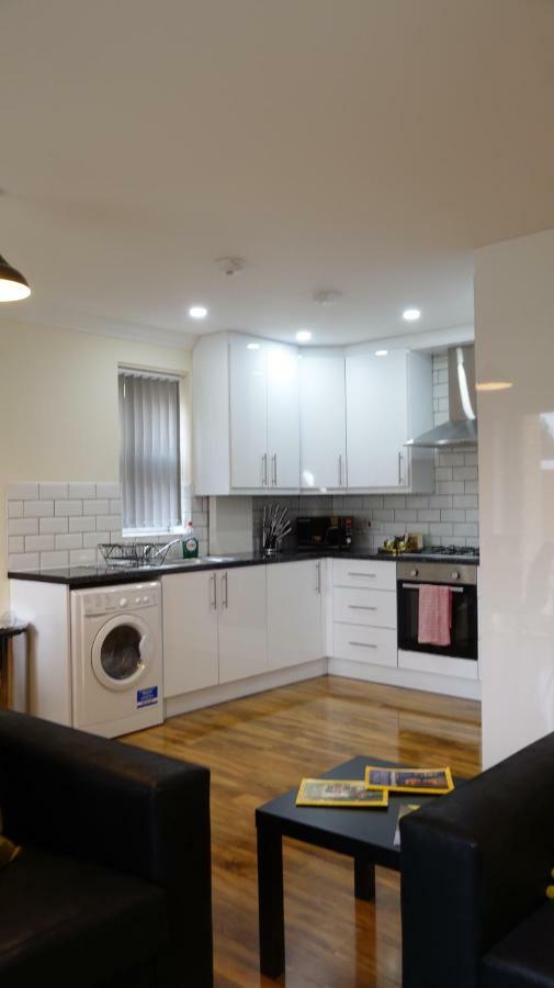 Lux Airport Haven: 2-Bed Apartment with Free Parking Ashford  Exterior photo