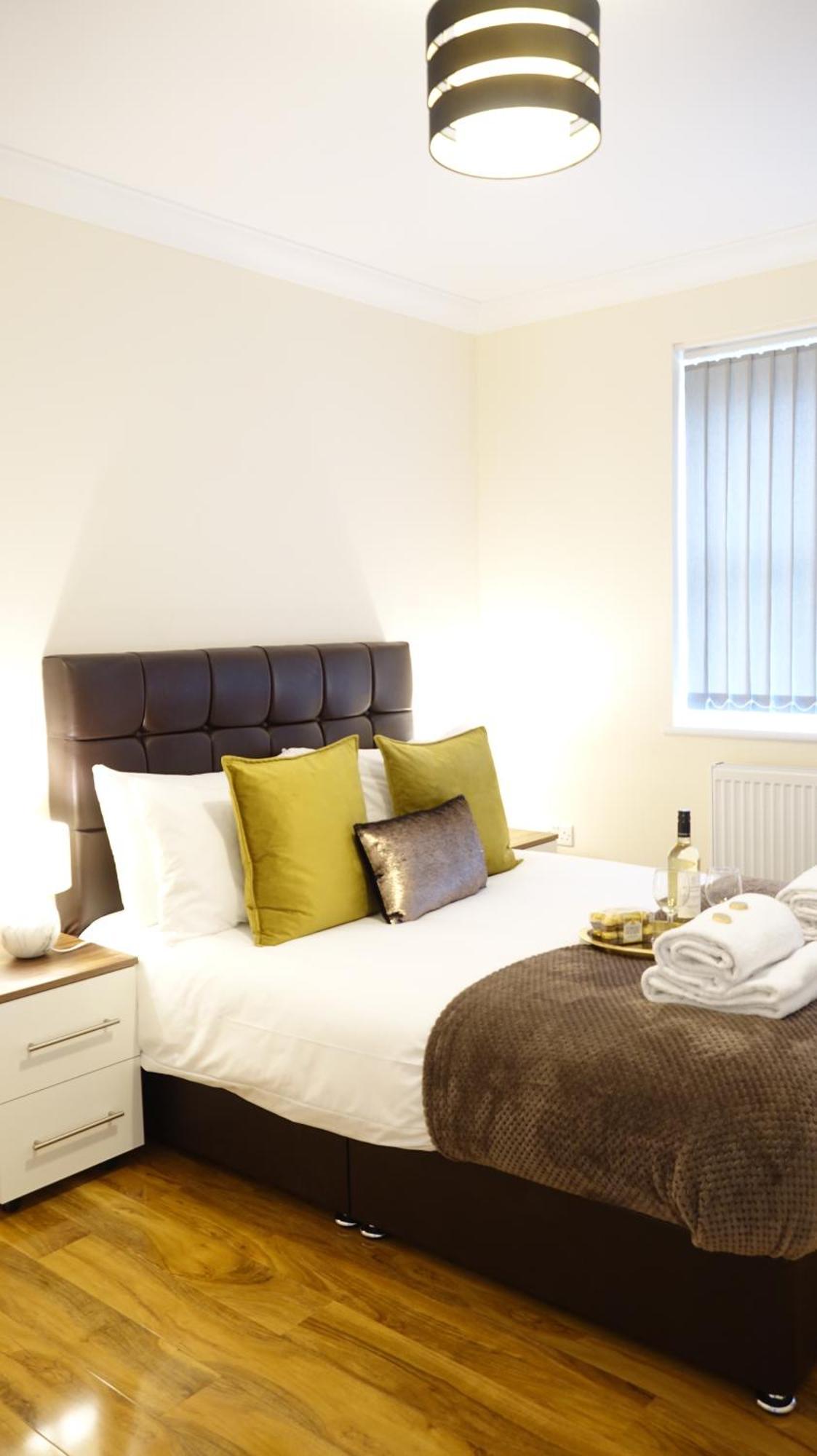Lux Airport Haven: 2-Bed Apartment with Free Parking Ashford  Exterior photo