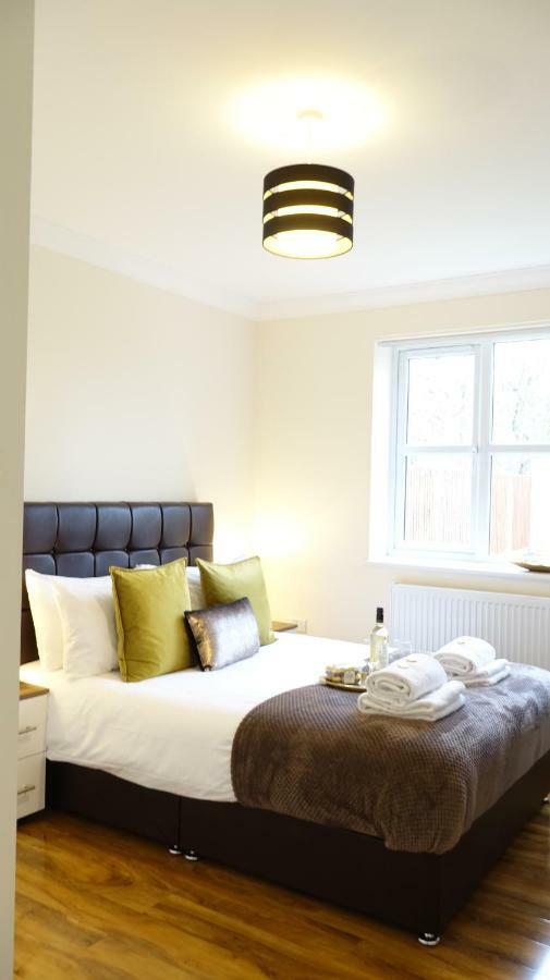 Lux Airport Haven: 2-Bed Apartment with Free Parking Ashford  Exterior photo