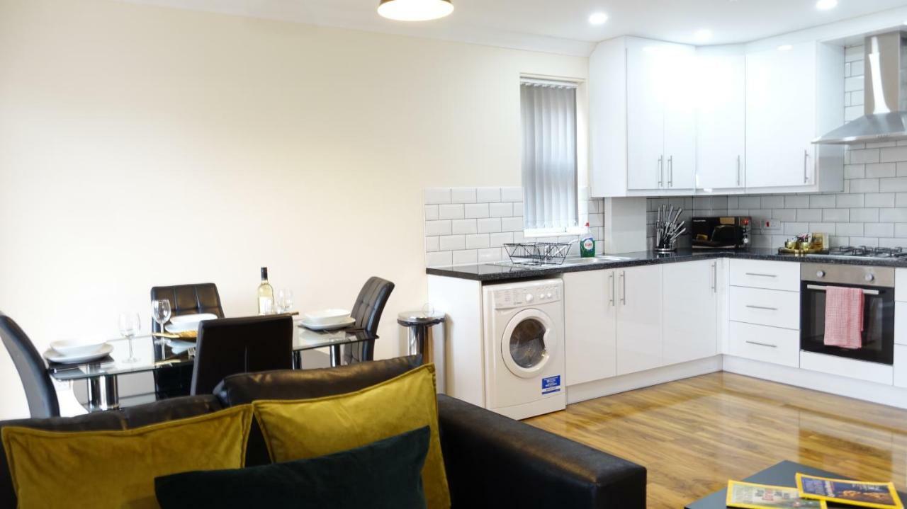 Lux Airport Haven: 2-Bed Apartment with Free Parking Ashford  Exterior photo