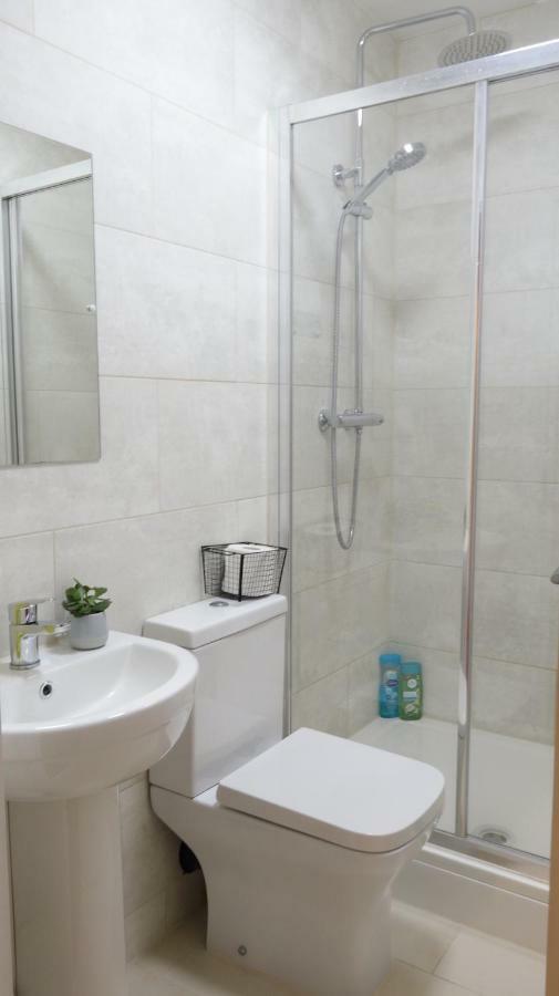 Lux Airport Haven: 2-Bed Apartment with Free Parking Ashford  Exterior photo