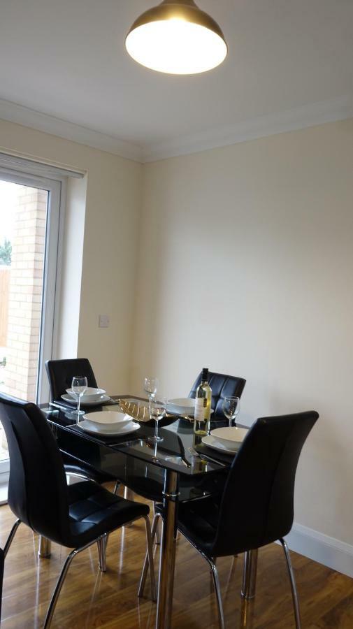 Lux Airport Haven: 2-Bed Apartment with Free Parking Ashford  Exterior photo