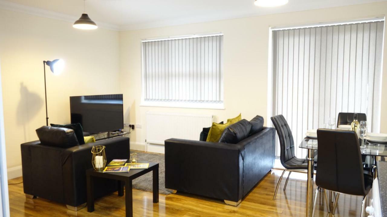 Lux Airport Haven: 2-Bed Apartment with Free Parking Ashford  Exterior photo