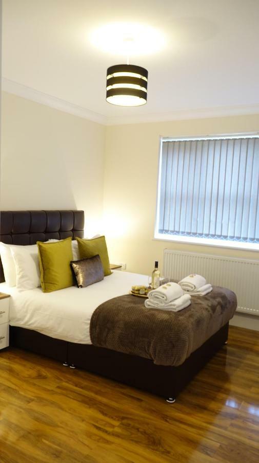 Lux Airport Haven: 2-Bed Apartment with Free Parking Ashford  Exterior photo