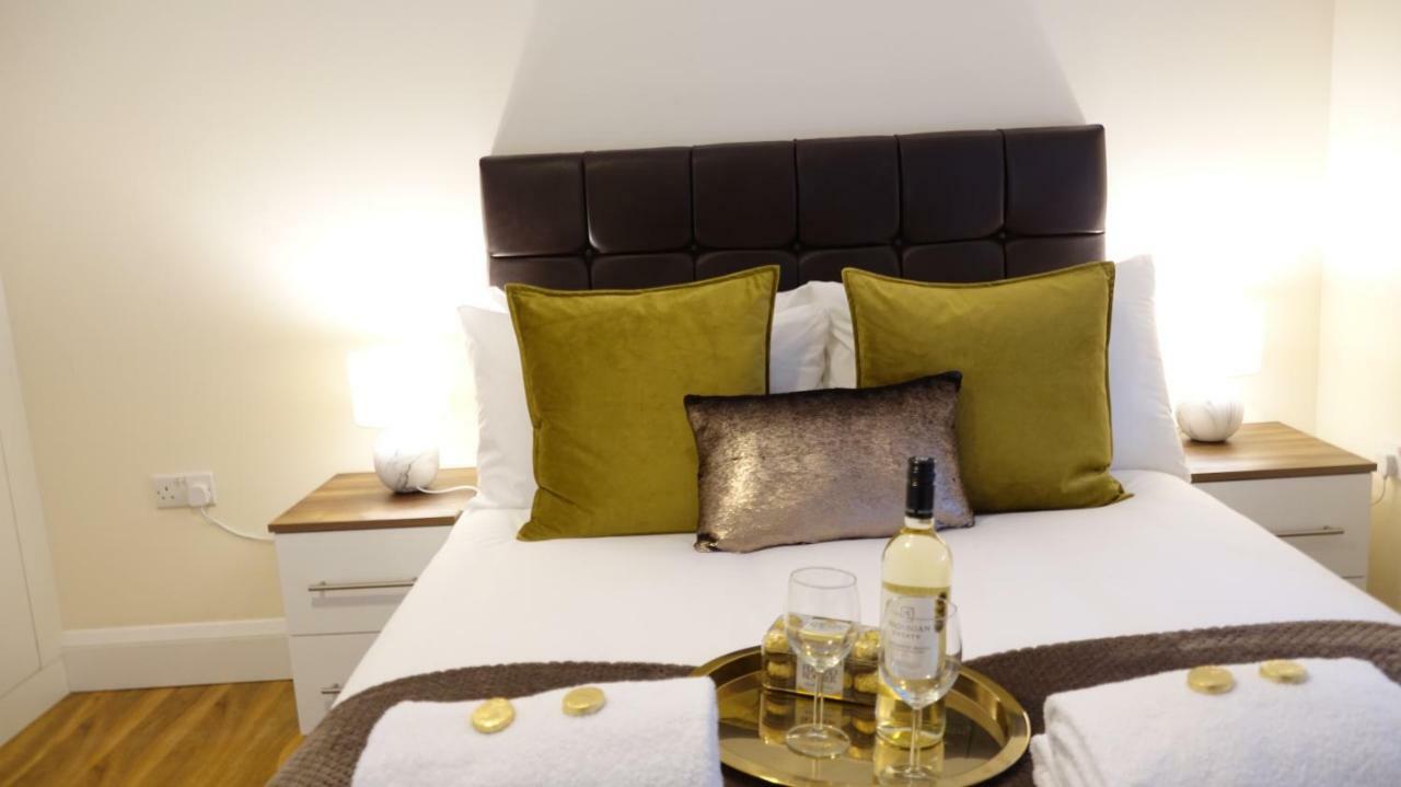 Lux Airport Haven: 2-Bed Apartment with Free Parking Ashford  Exterior photo