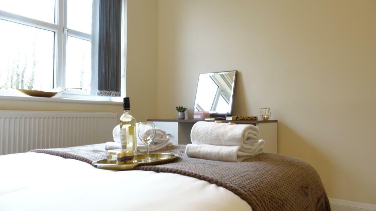 Lux Airport Haven: 2-Bed Apartment with Free Parking Ashford  Exterior photo