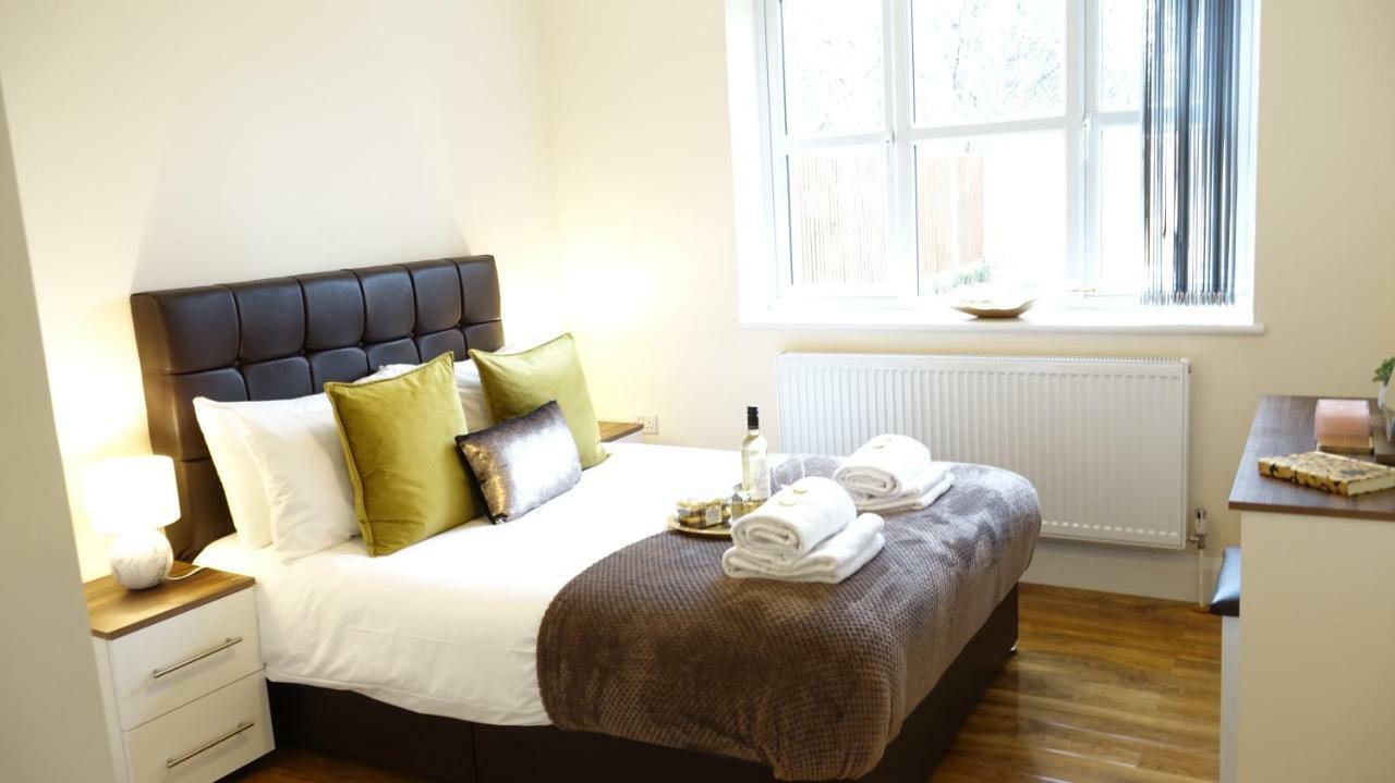 Lux Airport Haven: 2-Bed Apartment with Free Parking Ashford  Exterior photo