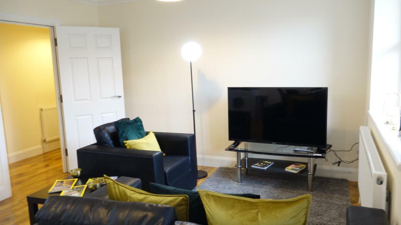 Lux Airport Haven: 2-Bed Apartment with Free Parking Ashford  Exterior photo