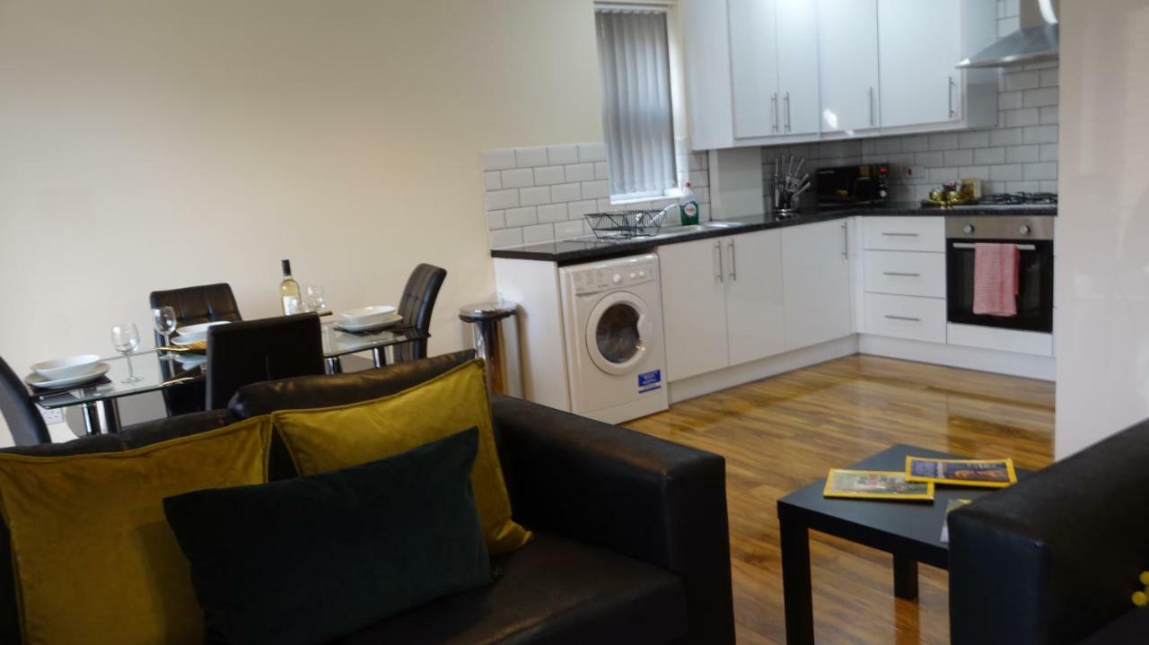 Lux Airport Haven: 2-Bed Apartment with Free Parking Ashford  Exterior photo