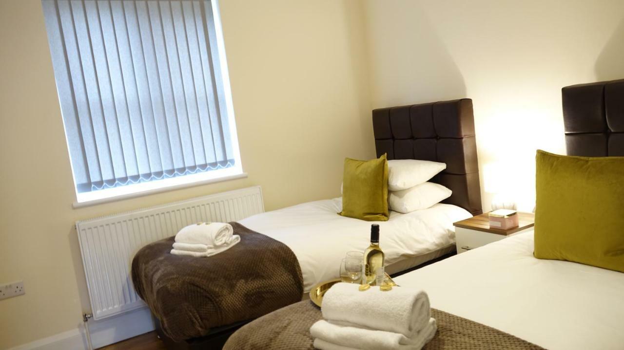 Lux Airport Haven: 2-Bed Apartment with Free Parking Ashford  Exterior photo