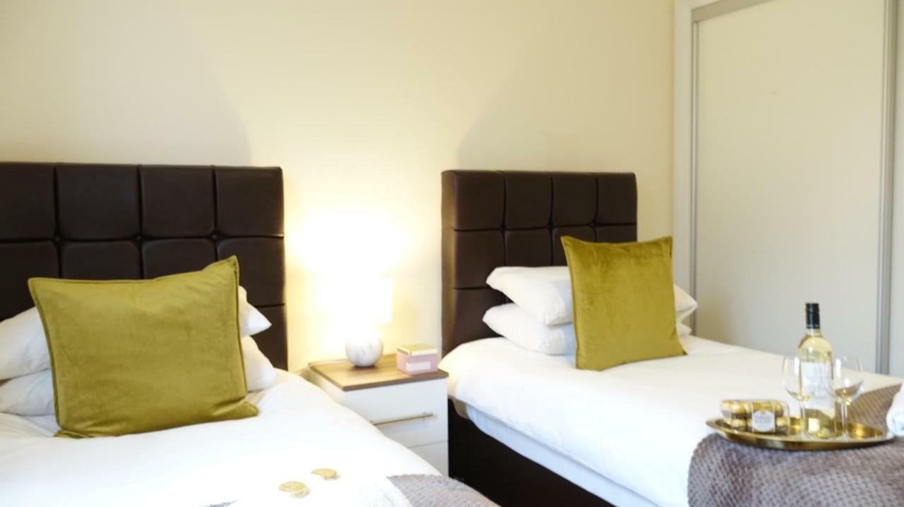 Lux Airport Haven: 2-Bed Apartment with Free Parking Ashford  Exterior photo