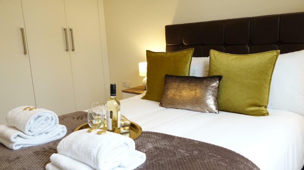 Lux Airport Haven: 2-Bed Apartment with Free Parking Ashford  Exterior photo