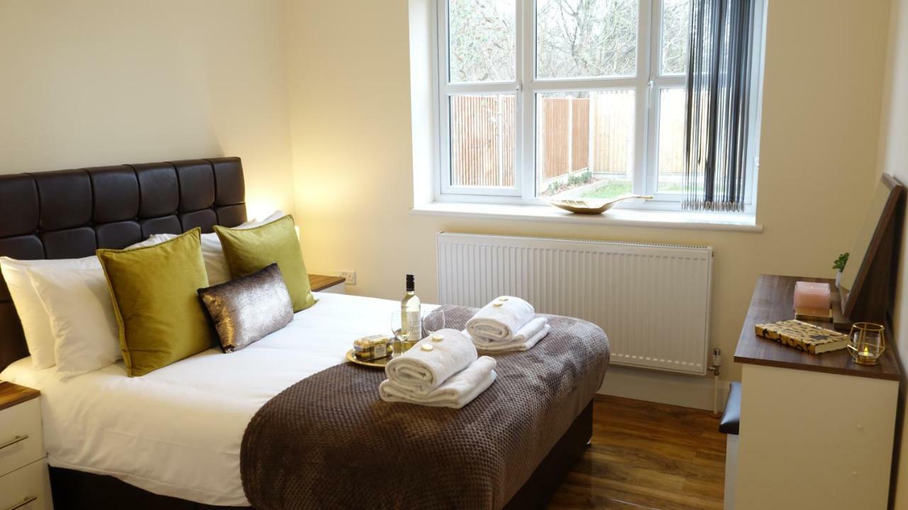 Lux Airport Haven: 2-Bed Apartment with Free Parking Ashford  Exterior photo