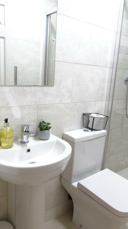 Lux Airport Haven: 2-Bed Apartment with Free Parking Ashford  Exterior photo