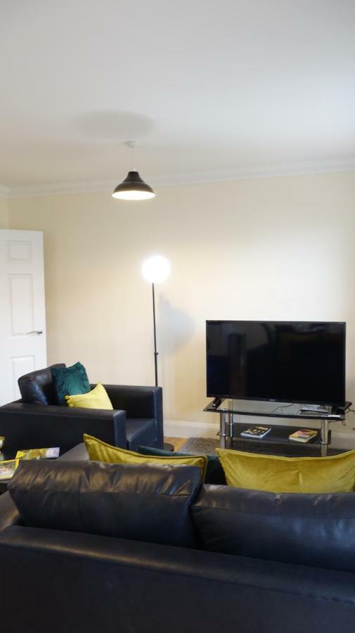 Lux Airport Haven: 2-Bed Apartment with Free Parking Ashford  Exterior photo