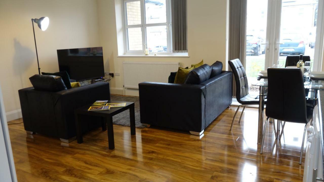 Lux Airport Haven: 2-Bed Apartment with Free Parking Ashford  Exterior photo