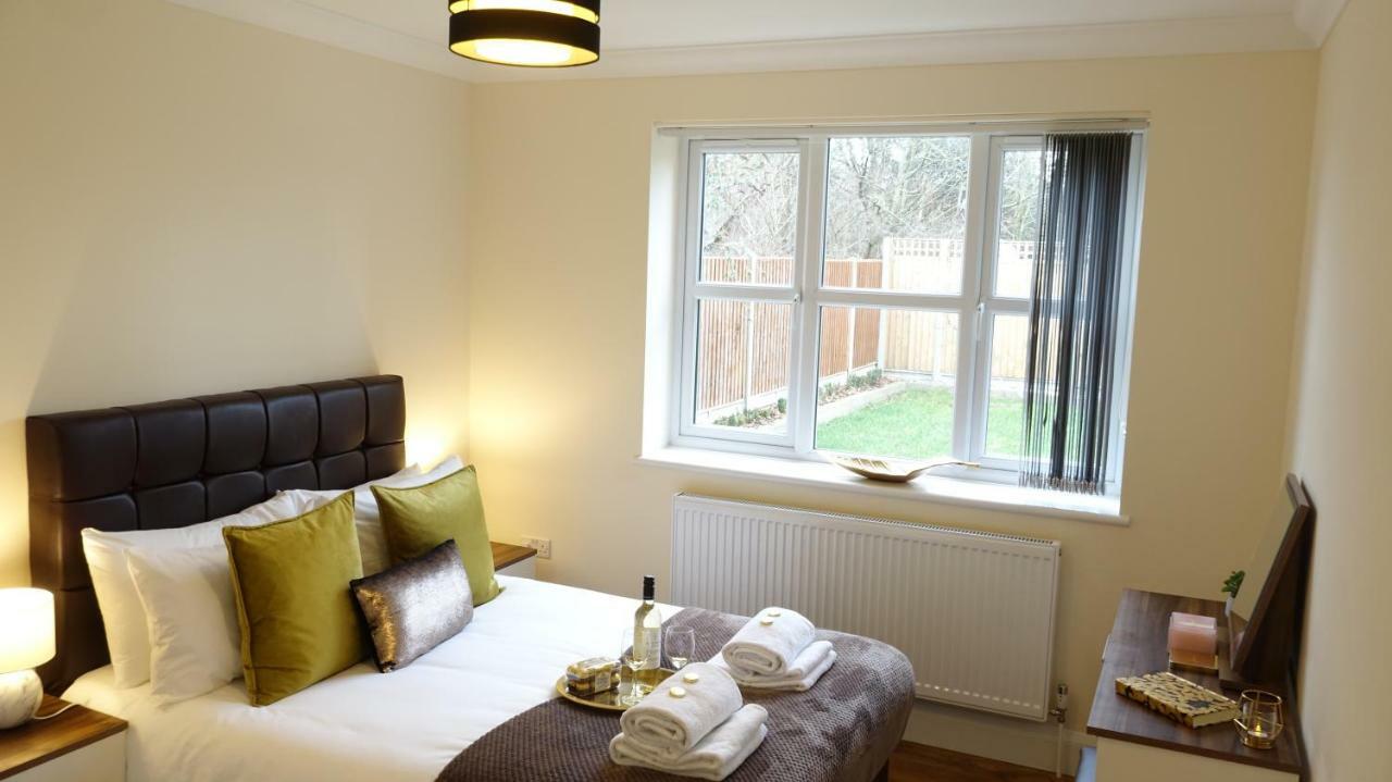 Lux Airport Haven: 2-Bed Apartment with Free Parking Ashford  Exterior photo