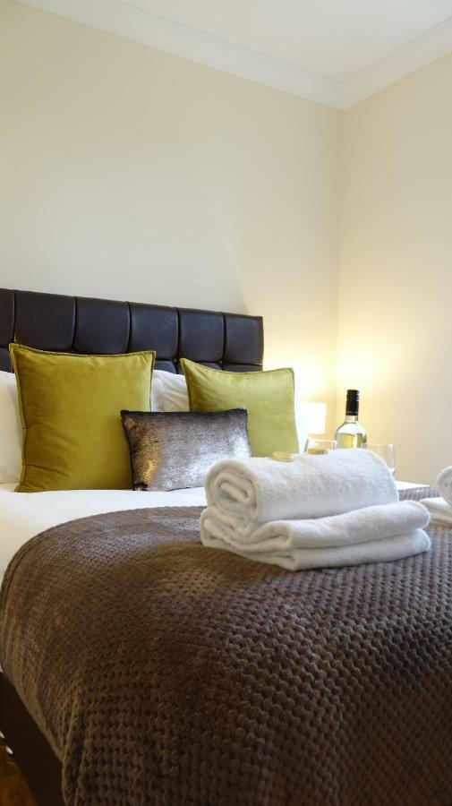 Lux Airport Haven: 2-Bed Apartment with Free Parking Ashford  Exterior photo